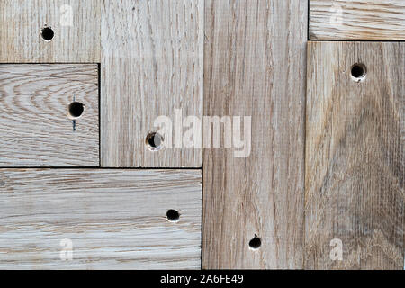 Quercia antica tavola in legno con fori texture di sfondo Foto Stock