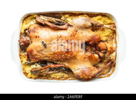 Vista dall'alto di anatra al forno con mele e il miglio di porridge in coppa in ceramica intaglio su sfondo bianco Foto Stock