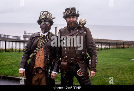 Due amici nei tradizionali costumi di Goth, Whitby Goth Festival Weekend, Whitby, North Yorkshire, Regno Unito, 26 Ottobre 2019 Foto Stock