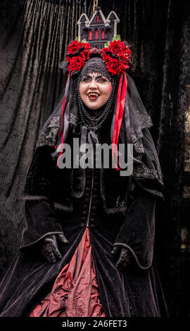 Giovane donna nel colpire il vampiro tradizionale costume di Goth, Whitby Goth Festival Weekend, Whitby, North Yorkshire, Regno Unito, 26 Ottobre 2019 Foto Stock