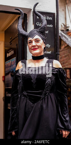 La donna nel tradizionale costume di Goth, Whitby Goth Festival Weekend, Whitby, North Yorkshire, Regno Unito, 26 Ottobre 2019 Foto Stock