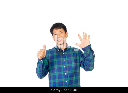 L'Asian disordinato uomo in blu plaid shirt è che mostrano il numero sei simbolo per le sue dita. Foto Stock