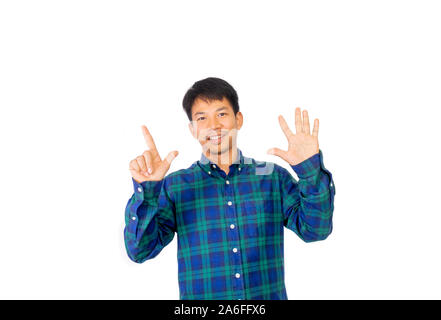 L'Asian disordinato uomo in blu plaid shirt è che mostra numero sette simbolo per le sue dita. Foto Stock