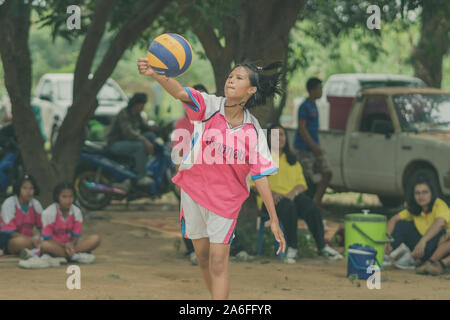 KANCHANABURI THAILANDIA - 18 Luglio : Unidentified studentesse giocare a pallavolo presso il parco pubblico nel luglio 18,2018 in Kanchanaburi, Thailandia Foto Stock