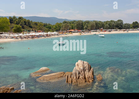 Una vista panoramica della spiaggia di Platanitsi sulla penisola di Sithonia in Chalcidice, Macedonia centrale, Grecia. Foto Stock