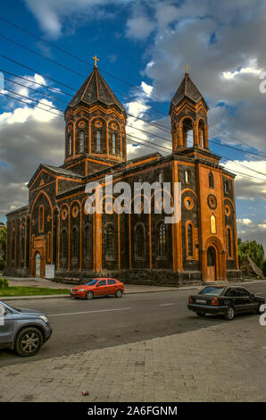 Vista della Chiesa del Santissimo Salvatore " Amenaprkich' dal lato dell'ingresso alla torre campanaria sullo sfondo del cielo di sera a Gyumri Foto Stock