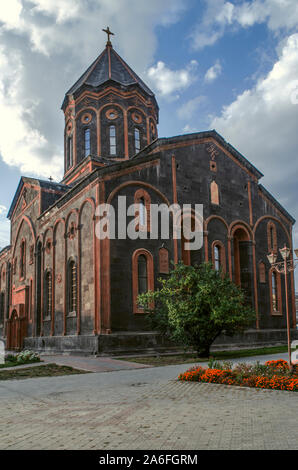 Angolo nord con profonde nicchie sul lato della facciata del tempio "Amenaprkich' del Santo Salvatore contro il cielo di sera a Gyumri Foto Stock