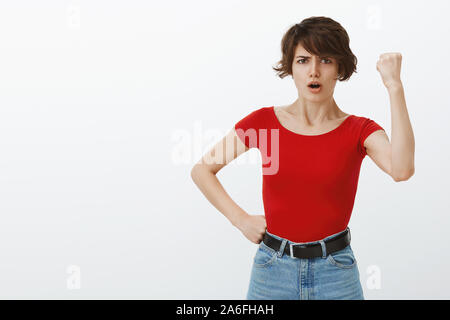 Vai ragazze ci vincere. Incoraggiati motivati bella determinata giovane donna pixie brevissimo scarto combattimenti umani diritti lgbtq sollevare un pugno la vittoria Foto Stock