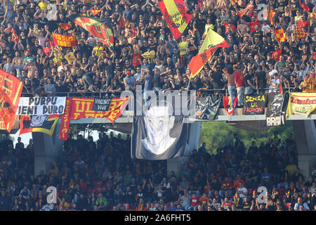 Lecce, Italia. Il 26 ottobre 2019. Lecce tifosi in attesa di un banner in omaggio di Stefano Cucchi, ucciso il 22 ottobre 2009 da sospetta brutalità della polizia durante il campionato italiano di una partita di calcio US Lecce vs Juventus FC il 26 ottobre 2019 presso la Via del Mare-Ettore Giardiniero Stadium. Lecce ha richiamato con la Juventus 1-1. Credit: Indipendente Photo Agency Srl/Alamy Live News Foto Stock