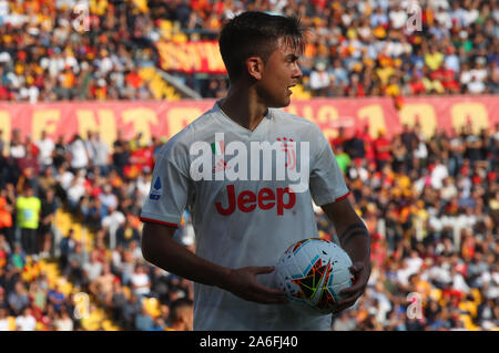 Lecce, Italia. Il 26 ottobre 2019. La Juventus' avanti argentino Paulo Dybala tenere la palla durante il campionato italiano di una partita di calcio US Lecce vs Juventus FC il 26 ottobre 2019 presso la Via del Mare-Ettore Giardiniero Stadium. Lecce ha richiamato con la Juventus 1-1. Credit: Indipendente Photo Agency Srl/Alamy Live News Foto Stock