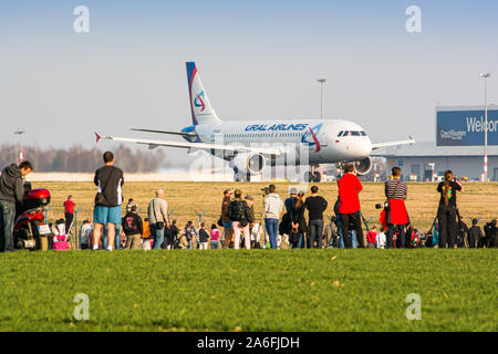 Praga, Repubblica Ceca - 14 Marzo 2014. Guardare la gente di aerei di atterraggio e di decollo in aeroporto Foto Stock