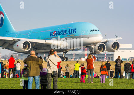 Praga, Repubblica Ceca - 14 Marzo 2014. Guardare la gente di aerei di atterraggio e di decollo in aeroporto Foto Stock