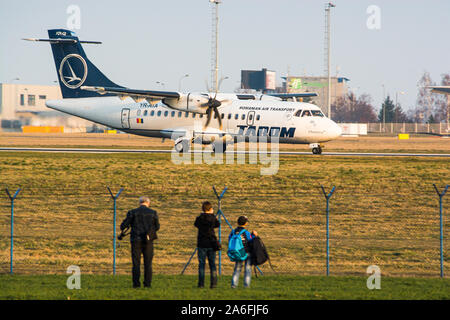 Praga, Repubblica Ceca - 14 Marzo 2014. Guardare la gente di aerei di atterraggio e di decollo in aeroporto Foto Stock