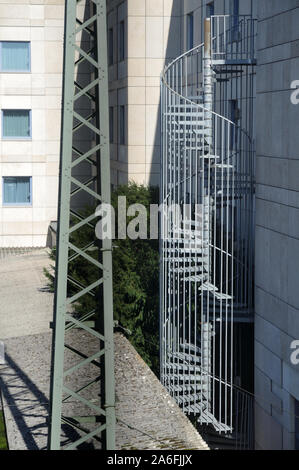 Città dettaglio con metallo scalinata a spirale come uscita di emergenza o fire escape Foto Stock