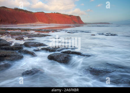 Pietra arenaria rossa scogliere sulla costa Exmouth, Devon, Inghilterra, Regno Unito Foto Stock