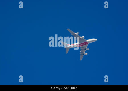 Praga, Repubblica Ceca - 25 agosto 2016. Aereo Emirates sul cielo blu Foto Stock