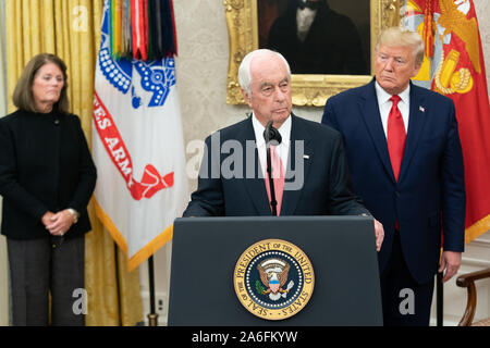 Washington, Stati Uniti d'America. 24 ott 2019. Stati Uniti d'America. Ottobre 25, 2019. Come Presidente Trump guarda, medaglia presidenziale della libertà destinatario Roger Penske offre commento giovedì 24 ottobre, 2019, nell'Ufficio Ovale della Casa Bianca. Persone: Presidente Trump, Roger Penske Credito: tempeste Media Group/Alamy Live News Credito: tempeste Media Group/Alamy Live News Foto Stock