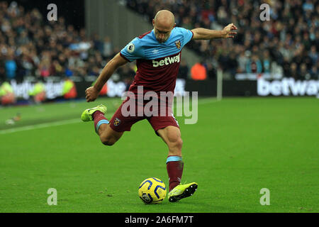 Londra, Regno Unito. 26 ott 2019. Pablo Zabaleta del West Ham United in azione. Premier League, West Ham United v Sheffield Utd al London Stadium, Queen Elizabeth Olympic Park a Londra il sabato 26 ottobre 2019. Questa immagine può essere utilizzata solo per scopi editoriali. Solo uso editoriale, è richiesta una licenza per uso commerciale. Nessun uso in scommesse, giochi o un singolo giocatore/club/league pubblicazioni . pic da Steffan Bowen/Andrew Orchard fotografia sportiva/Alamy Live news Credito: Andrew Orchard fotografia sportiva/Alamy Live News Foto Stock