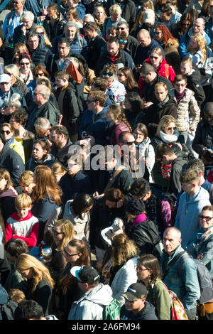 I visitatori della Statua della Libertà Parco Nazionale di attendere in linea per prendere il traghetto, NYC, STATI UNITI D'AMERICA Foto Stock