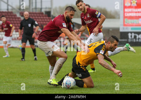 NORTHAMPTON IN INGHILTERRA, Ottobre 26th Cambridge Regno di Marc Richards è imbrattata di Northampton Town Giordania Turnbull durante la prima metà del cielo scommettere League 2 match tra Northampton Town e Cambridge Regno al PTS Academy Stadium, Northampton sabato 26 ottobre 2019. (Credit: John Cripps | MI News) La fotografia può essere utilizzata solo per il giornale e/o rivista scopi editoriali, è richiesta una licenza per uso commerciale Credito: MI News & Sport /Alamy Live News Foto Stock