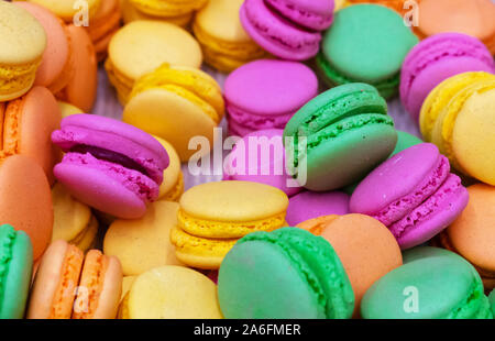 Caso di visualizzazione con una ricca varietà di Parisian macaron cookie. Foto Stock