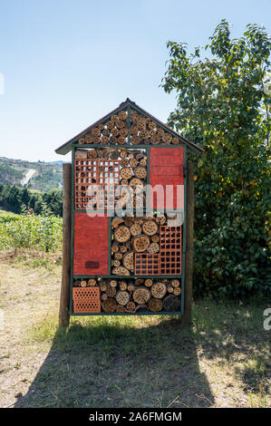 Costruzione per bird ed insetto albergo o casa in giardino con forato tronchi e rami Foto Stock