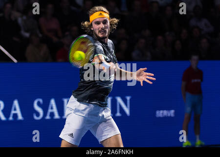 St. Jakobshalle di Basilea, in Svizzera. 26 ott 2019. ATP World Tour Tennis, Swiss in ambienti chiusi; Stefanos Tsitsipas (GRE) colpisce un diretti nella partita contro Roger Federer (SUI) - Editoriale usare carte di credito: Azione Plus sport/Alamy Live News Foto Stock