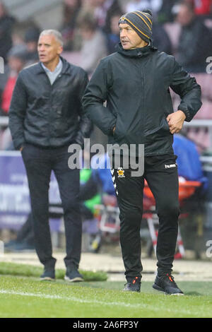 NORTHAMPTON IN INGHILTERRA, Ottobre 26th Cambridge Regno di manager Colin Calderwood durante la seconda metà del cielo scommettere League 2 match tra Northampton Town e Cambridge Regno al PTS Academy Stadium, Northampton sabato 26 ottobre 2019. (Credit: John Cripps | MI News) La fotografia può essere utilizzata solo per il giornale e/o rivista scopi editoriali, è richiesta una licenza per uso commerciale Credito: MI News & Sport /Alamy Live News Foto Stock