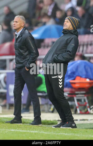 NORTHAMPTON IN INGHILTERRA, Ottobre 26th Cambridge Regno di manager Colin Calderwood e Northampton Town manager Keith Curle durante la seconda metà del cielo scommettere League 2 match tra Northampton Town e Cambridge Regno al PTS Academy Stadium, Northampton sabato 26 ottobre 2019. (Credit: John Cripps | MI News) La fotografia può essere utilizzata solo per il giornale e/o rivista scopi editoriali, è richiesta una licenza per uso commerciale Credito: MI News & Sport /Alamy Live News Foto Stock