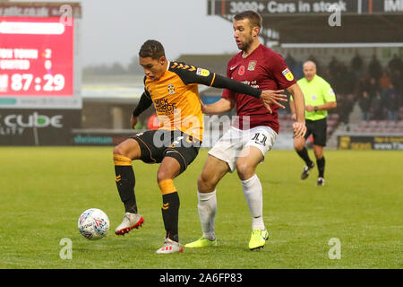 NORTHAMPTON IN INGHILTERRA, Ottobre 26th Cambridge Regno di Kyle Knoyle è contestata da Northampton Town di Andy Williams durante la seconda metà del cielo scommettere League 2 match tra Northampton Town e Cambridge Regno al PTS Academy Stadium, Northampton sabato 26 ottobre 2019. (Credit: John Cripps | MI News) La fotografia può essere utilizzata solo per il giornale e/o rivista scopi editoriali, è richiesta una licenza per uso commerciale Credito: MI News & Sport /Alamy Live News Foto Stock