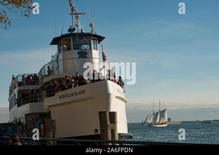 Miss Ellis Island Ferry boat ancorato in Ellis Island National Monument (U.S. Parco nazionale di servizio), New York, Stati Uniti d'America Foto Stock