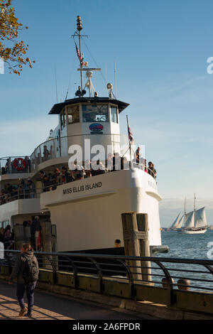 Miss Ellis Island Ferry boat ancorato in Ellis Island National Monument (U.S. Parco nazionale di servizio), New York, Stati Uniti d'America Foto Stock