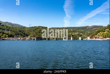 La solida struttura del Carrapatelo diga sul fiume Douro in Portogallo con porte di blocco sul lato destro Foto Stock