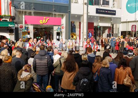 Cork, Irlanda, 26 ottobre 2019. Xlii Guinness Cork Jazz Festival, la città di Cork. Oggi è il secondo giorno del quarantaduesimo Gunniess Cork Jazz Festival che è in esecuzione da venerdì a lunedì, Jazz Band venuti da tutto il mondo per esibirsi al festival. Credito: Damian Coleman Foto Stock