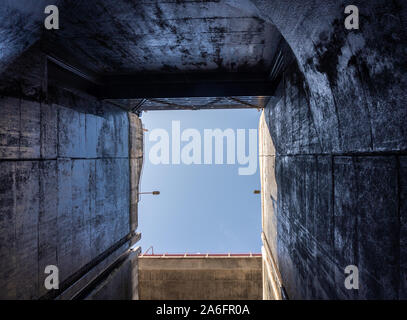 Molto profonda il bloccaggio in Carrapatelo diga sul fiume Douro in Portogallo Foto Stock
