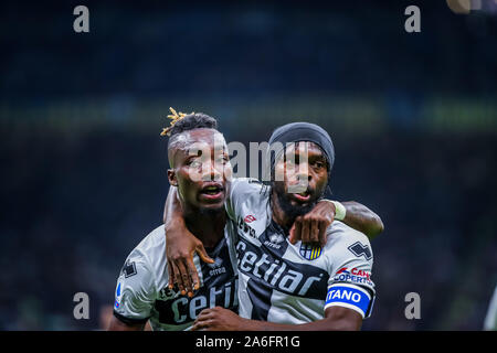 Milano, Italia. 26 ott 2019. gervinho (parma calcio 1913) e yann karamoh (parma calcio 1913)durante Inter vs Parma, italiano di calcio di Serie A del campionato Gli uomini in Milano, Italia, 26 Ottobre 2019 - LPS/Fabrizio Carabelli Credito: Fabrizio Carabelli/LP/ZUMA filo/Alamy Live News Foto Stock
