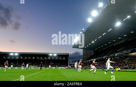 Una vista generale della partita azione come il sole tramonta dietro lo stadio durante il match di Premier League a Turf Moor, Burnley. Foto Stock