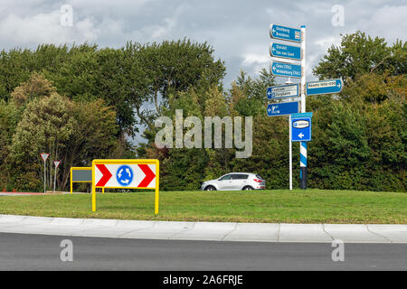 Rotonda con segnaletica stradale nei pressi di città olandese Terneuzen Foto Stock