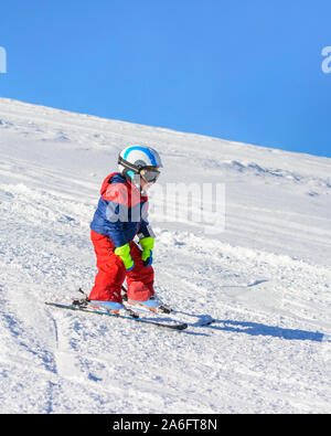 Poco coraggiosa sciatori alpini su pendio Foto Stock