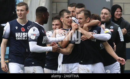 Londra, Regno Unito. 26 ott 2019. Londra REGNO UNITO. Il 26 ottobre il Millwall team che festeggiano il loro secondo obiettivo durante l'inglese Sky scommessa campionato tra Millwall e Stoke City in Den, Londra, Inghilterra il 26 ottobre 2019 Credit: Azione Foto Sport/Alamy Live News Foto Stock