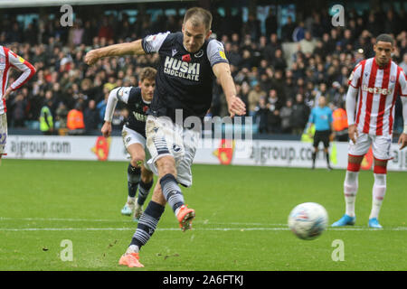 Londra, Regno Unito. 26 ott 2019. Londra REGNO UNITO. Ottobre 26 Jed Wallace di Millwall prendendo una penalità durante l'inglese Sky scommessa campionato tra Millwall e Stoke City in Den, Londra, Inghilterra il 26 ottobre 2019 Credit: Azione Foto Sport/Alamy Live News Foto Stock