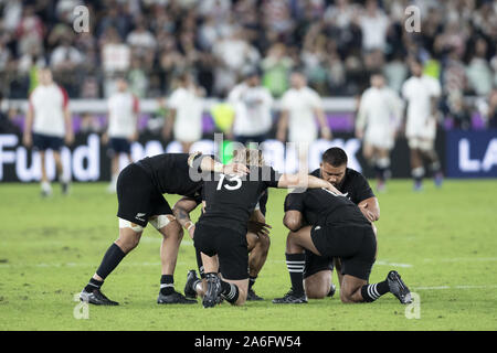Kanagawa, Giappone. 26 ott 2019. I giocatori della Nuova Zelanda sono triste dopo aver perso 19-7 in Giappone team durante la Coppa del Mondo di Rugby 2019 Semi-Final 1 a International Stadium Yokohama, vicino a Tokyo. Inghilterra sconfigge la Nuova Zelanda 19-7. Credito: Rodrigo Reyes Marin/ZUMA filo/Alamy Live News Foto Stock