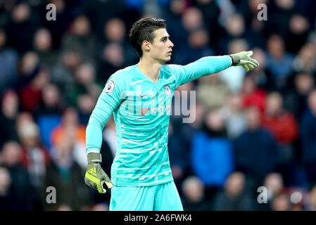 Burnley, Regno Unito. 26 ott 2019. Chelsea Goalkeeper Kepa Arrizabalaga rende il suo punto. Premier League, Burnley v Chelsea a Turf Moor a Burnley, Lancashire sabato 26 ottobre 2019. Questa immagine può essere utilizzata solo per scopi editoriali. Solo uso editoriale, è richiesta una licenza per uso commerciale. Nessun uso in scommesse, giochi o un singolo giocatore/club/league pubblicazioni. pic da Chris Stading/Andrew Orchard fotografia sportiva/Alamy Live news Credito: Andrew Orchard fotografia sportiva/Alamy Live News Foto Stock