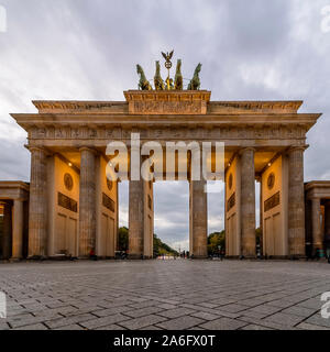 Bella vista sulla Porta di Brandeburgo, Berlino, Germania, al tramonto in un momento di tranquillità Foto Stock