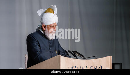 Nahe, Germania. 26 ott 2019. Califfo Mirza Masroor Ahmad, capo spirituale di tutto il mondo Ahmadiyya comunità musulmana, apre l'esca-ul-moschea di base con il suo discorso. Credito: Markus Scholz/dpa/Alamy Live News Foto Stock