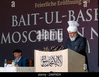 Nahe, Germania. 26 ott 2019. Califfo Mirza Masroor Ahmad, capo spirituale di tutto il mondo Ahmadiyya comunità musulmana, apre l'esca-ul-moschea di base con il suo discorso. Credito: Markus Scholz/dpa/Alamy Live News Foto Stock