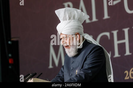 Nahe, Germania. 26 ott 2019. Califfo Mirza Masroor Ahmad, capo spirituale di tutto il mondo Ahmadiyya comunità musulmana, apre l'esca-ul-moschea di base con il suo discorso. Credito: Markus Scholz/dpa/Alamy Live News Foto Stock