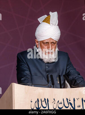 Nahe, Germania. 26 ott 2019. Califfo Mirza Masroor Ahmad, capo spirituale di tutto il mondo Ahmadiyya comunità musulmana, apre l'esca-ul-moschea di base con il suo discorso. Credito: Markus Scholz/dpa/Alamy Live News Foto Stock