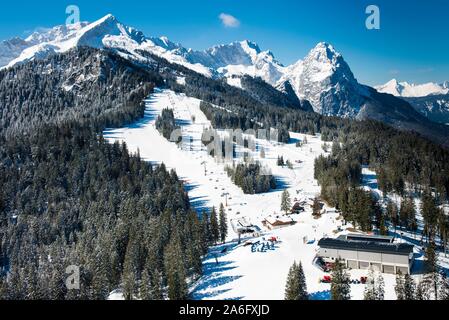 Regione Hausberg a Garmisch classica area con Zugspitze, Alpspitze, Waxenstein e Hollental, vista aerea, Garmisch-Partenkirchen, Alta Baviera Foto Stock