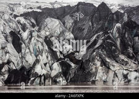 Ghiacciaio, laguna glaciale, Solheimajokull, Solheimajokull, lingua del ghiacciaio di Myrdalsjokull compresi ceneri vulcaniche, vicino a ring road, Suourland Foto Stock